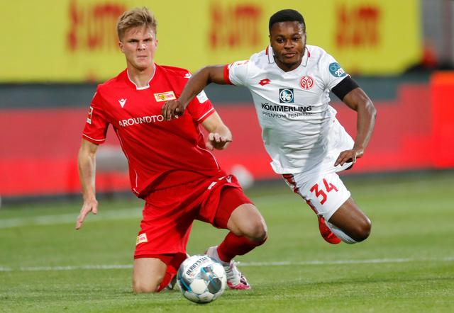 步天花板很 步天花板很